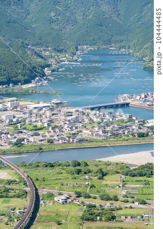 【紀勢本線】白石湖と銚子川を渡る普通列車 104444485