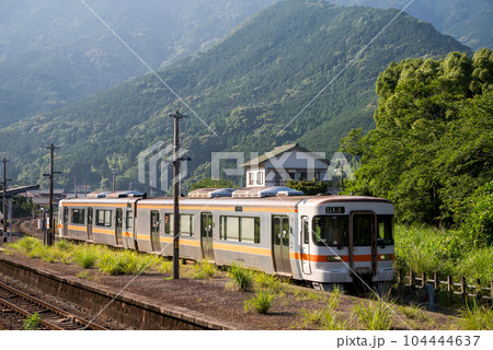 【紀勢本線】新鹿駅を発車する普通列車 【紀勢本線】新鹿駅を発車する普通列車 104444637