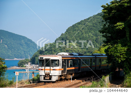【紀勢本線】新鹿駅を発車する普通列車 104444640