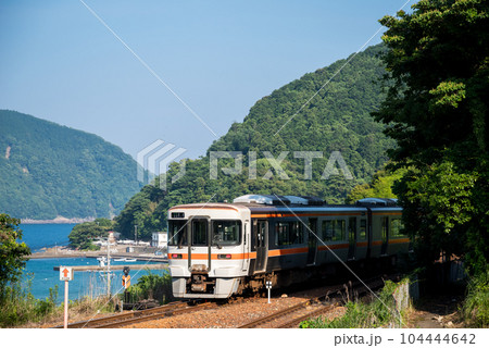 【紀勢本線】新鹿駅を発車する普通列車 104444642