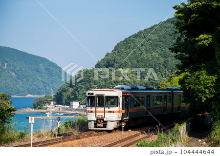 【紀勢本線】新鹿駅を発車する普通列車 104444644