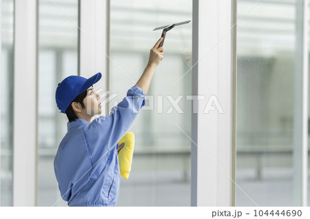 窓清掃をするクリーニングスタッフ 窓清掃をするクリーニングスタッフ 104444690