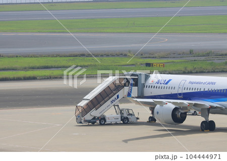 沖留めの旅客機　タラップカーのつけられた旅客機 104444971