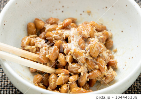 納豆と炒りごまを箸で混ぜる。(左利き) 104445338