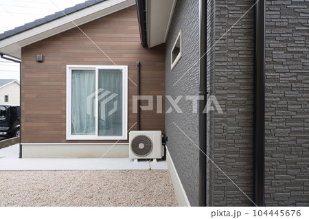 新築イメージ　新築住宅　白枠の掃き出し窓ある庭　庭砂利 104445676