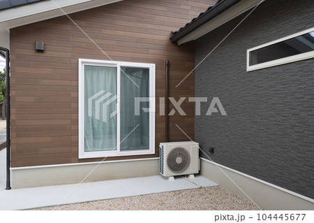 新築イメージ　新築住宅　白枠の掃き出し窓ある庭　庭砂利 104445677