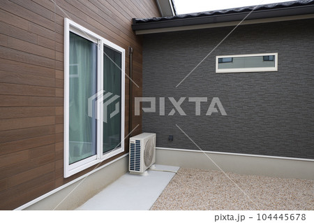新築イメージ　新築住宅　白枠の掃き出し窓ある庭　庭砂利 104445678