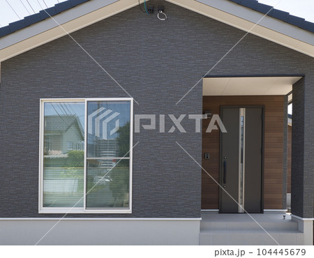新築イメージ 新築住宅 玄関と掃き出し窓 新築イメージ 新築住宅 玄関と掃き出し窓 104445679