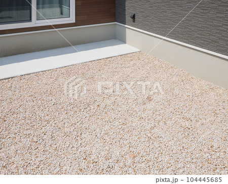 新築イメージ　新築住宅　庭砂利　庭の雑草対策 104445685