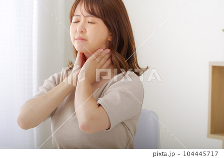 首のまわりが痛そうな若い女性 首のまわりが痛そうな若い女性 104445717