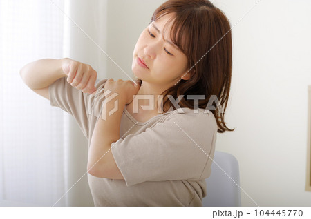 肩が痛そうな若い女性 104445770