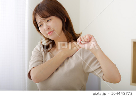 肩が痛そうな若い女性 104445772