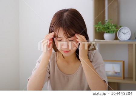 頭を抱える若い女性 104445804