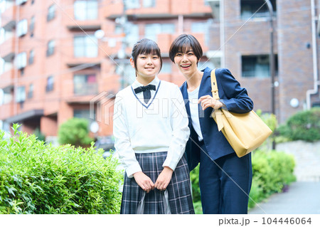 中学生 若い母親 始業式 受験日 記念写真 中学生 若い母親 始業式 受験日 記念写真 104446064