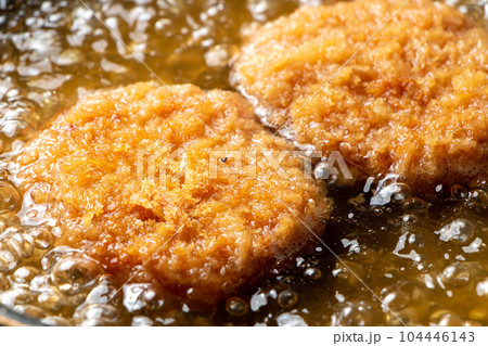 残った揚げ物(とんかつ)リメイク調理シーン。卵とじするためだし汁の入ったフライパンで煮る。 104446143