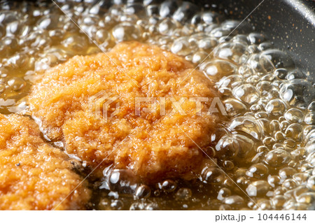 残った揚げ物(とんかつ)リメイク調理シーン。卵とじするためだし汁の入ったフライパンで煮る。 残った揚げ物(とんかつ)リメイク調理シーン。卵とじするためだし汁の入ったフライパンで煮る。 104446144