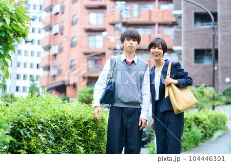 中学生　若い母親　始業式　受験日　高校受験　記念写真 104446301