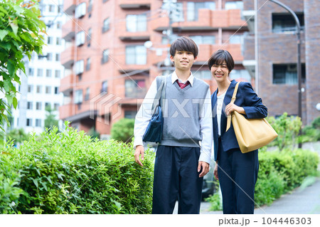 中学生　若い母親　始業式　受験日　高校受験　記念写真 104446303