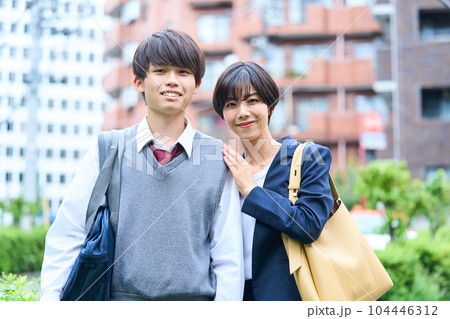 中学生 若い母親 始業式 受験日 高校受験 記念写真 中学生 若い母親 始業式 受験日 高校受験 記念写真 104446312