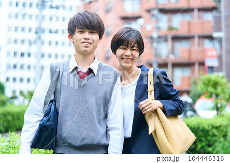 中学生　若い母親　始業式　受験日　高校受験　記念写真 104446316