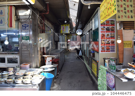 韓国ソウル 南大門市場の裏路地 韓国ソウル 南大門市場の裏路地 104446475