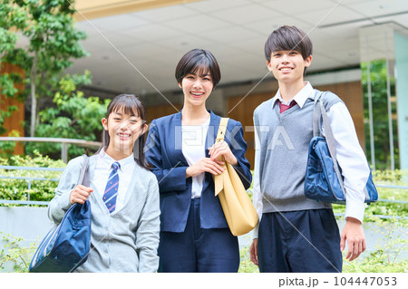 中学生 若い母親 始業式 記念写真 中学生 若い母親 始業式 記念写真 104447053