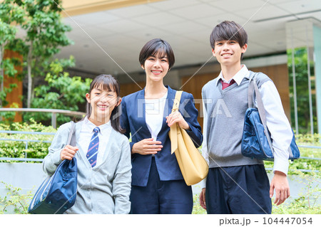 中学生　若い母親　始業式　記念写真 104447054