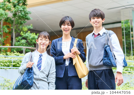 中学生　若い母親　始業式　記念写真 104447056