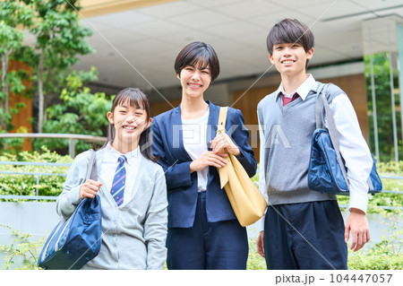 中学生 若い母親 始業式 記念写真 中学生 若い母親 始業式 記念写真 104447057