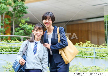 中学生 若い母親 始業式 受験日 記念写真 中学生 若い母親 始業式 受験日 記念写真 104447136