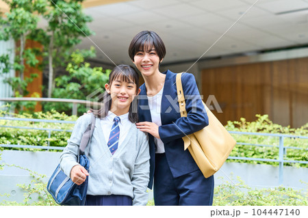 中学生　若い母親　始業式　受験日　記念写真 104447140