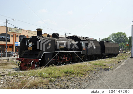 マレー鉄道の蒸気機関車（タンピン駅） 104447296