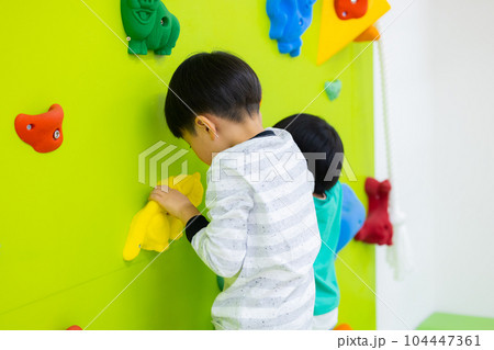 子供 ボルダリング 子供 ボルダリング 104447361