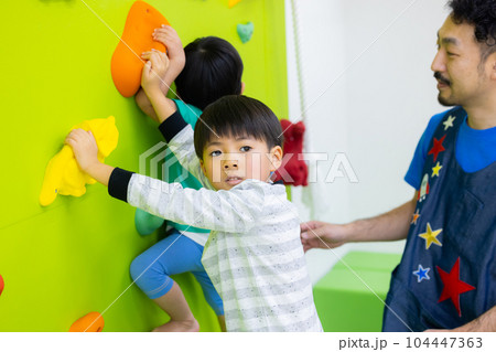 子供 ボルダリング 子供 ボルダリング 104447363