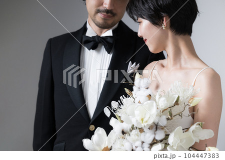 大人のウェディングのイメージ 新郎新婦 大人のウェディングのイメージ 新郎新婦 104447383