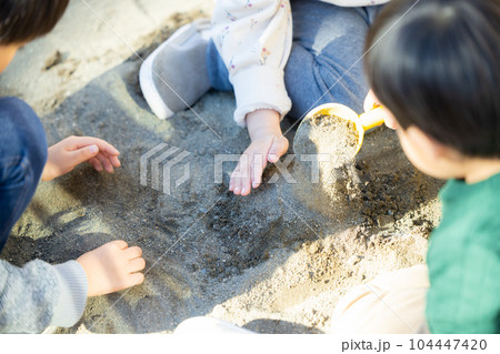 公園　砂場　子供 104447420