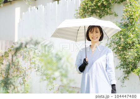 日傘をさす女性の写真 日傘をさす女性の写真 104447480