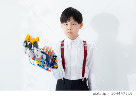 小学生の男の子　　ロボット　工作　 104447519
