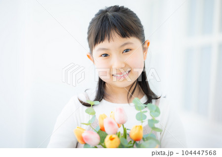チューリップの花束を持つ小学生の女の子 チューリップの花束を持つ小学生の女の子 104447568
