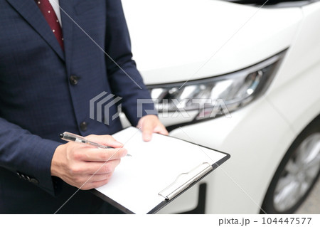 車を査定するビジネスマン 104447577