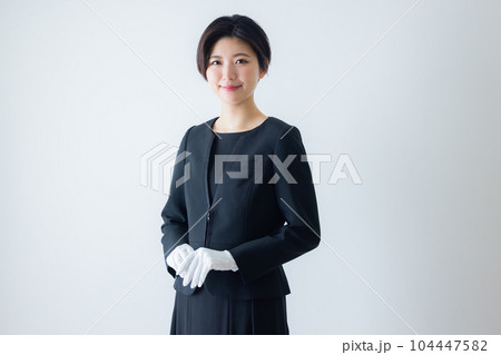 黒いスーツの女性 白手袋 黒いスーツの女性 白手袋 104447582