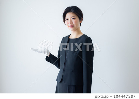 黒いスーツの女性　白手袋 104447587