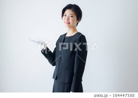 黒いスーツの女性　白手袋 104447588
