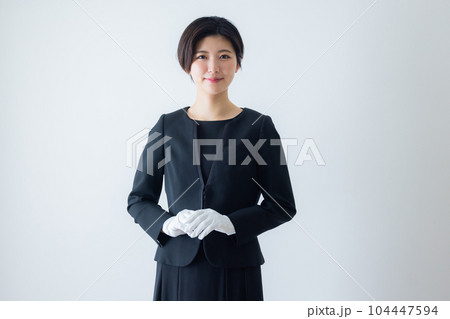 黒いスーツの女性 白手袋 黒いスーツの女性 白手袋 104447594