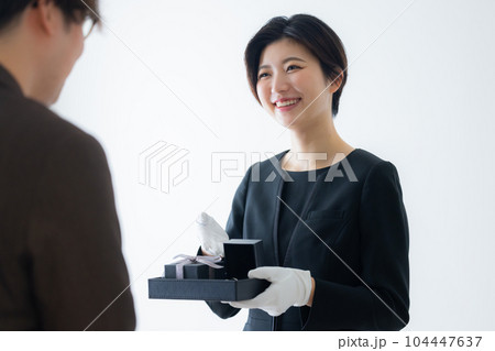 ショッピング　スタッフ　接客 104447637