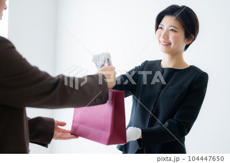ショッピング　スタッフ　接客 104447650