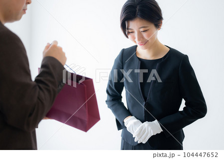 ショッピング　スタッフ　接客 104447652