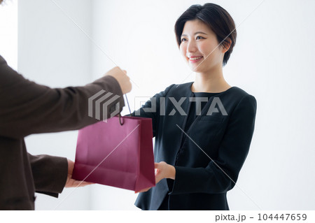 ショッピング　スタッフ　接客 104447659