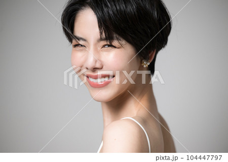肩周りも美しい振り返る日本人女性 カメラ目線 肩周りも美しい振り返る日本人女性 カメラ目線 104447797