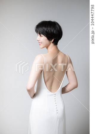 アジア系女性の美しい背中や肩甲骨 振り返る見返り美人の図 左にコピースペースあり 縦 アジア系女性の美しい背中や肩甲骨 振り返る見返り美人の図 左にコピースペースあり 縦 104447798